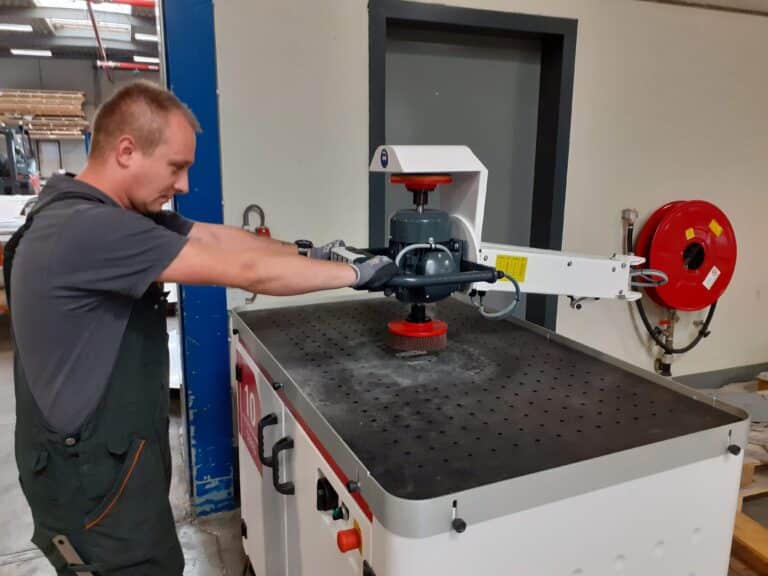 tummers medewerker aan het werk met machine