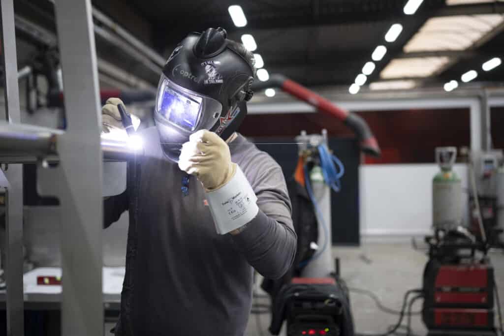 tummers medewerker aan het werk
